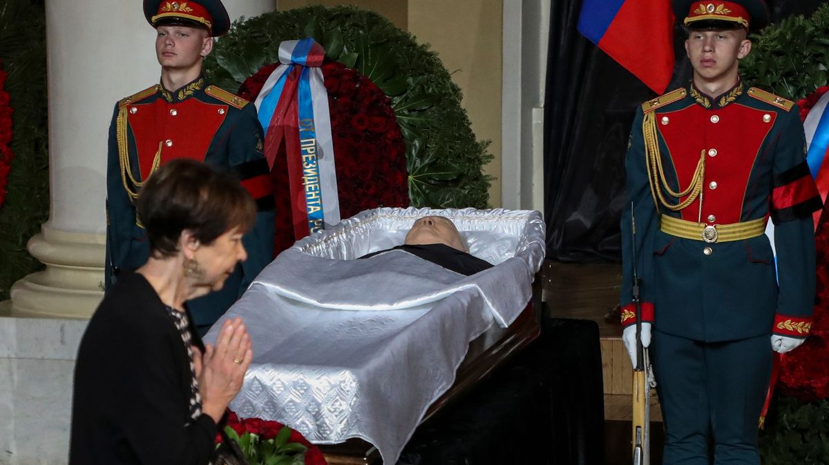 Obrazem: Na pohřeb Gorbačova stojí stovky lidí, Putin chybí